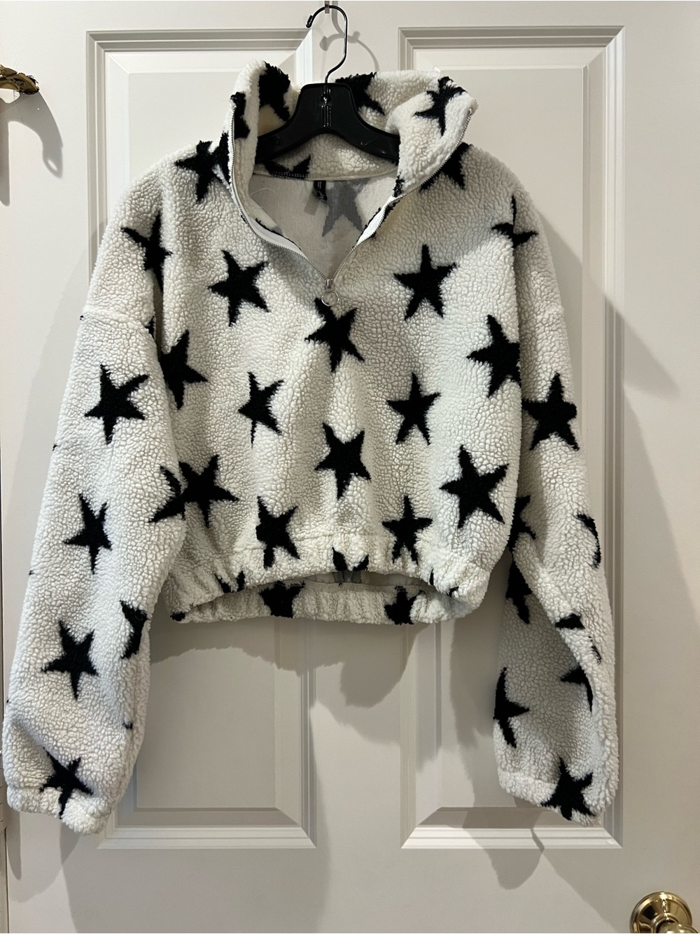 (Never Worn) Zaful White Sherpa Cropped Pullover Hoodie with Black Star Print